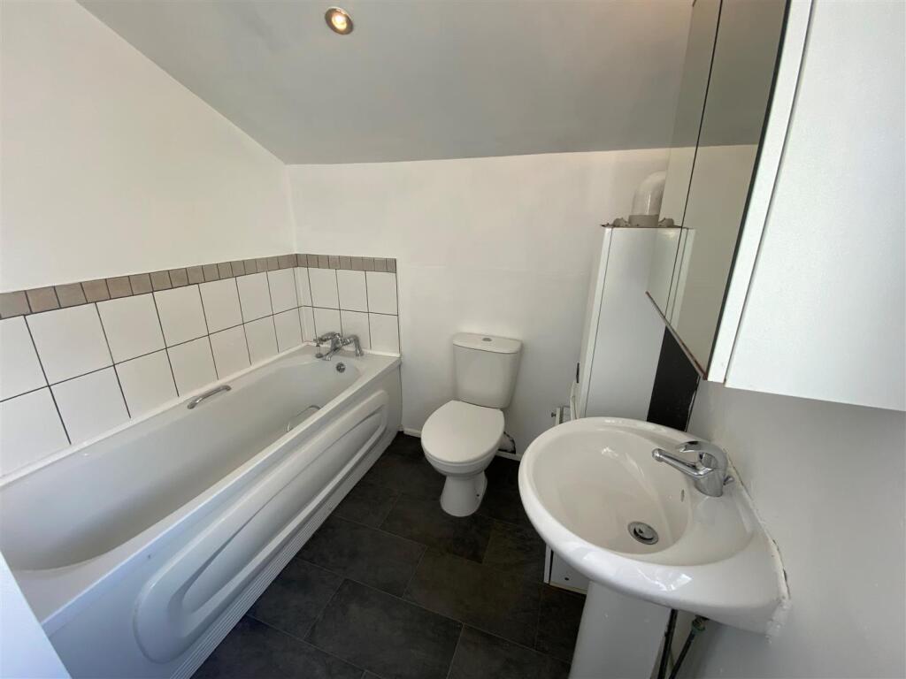 21 Phyllis Street - bathroom.jpg