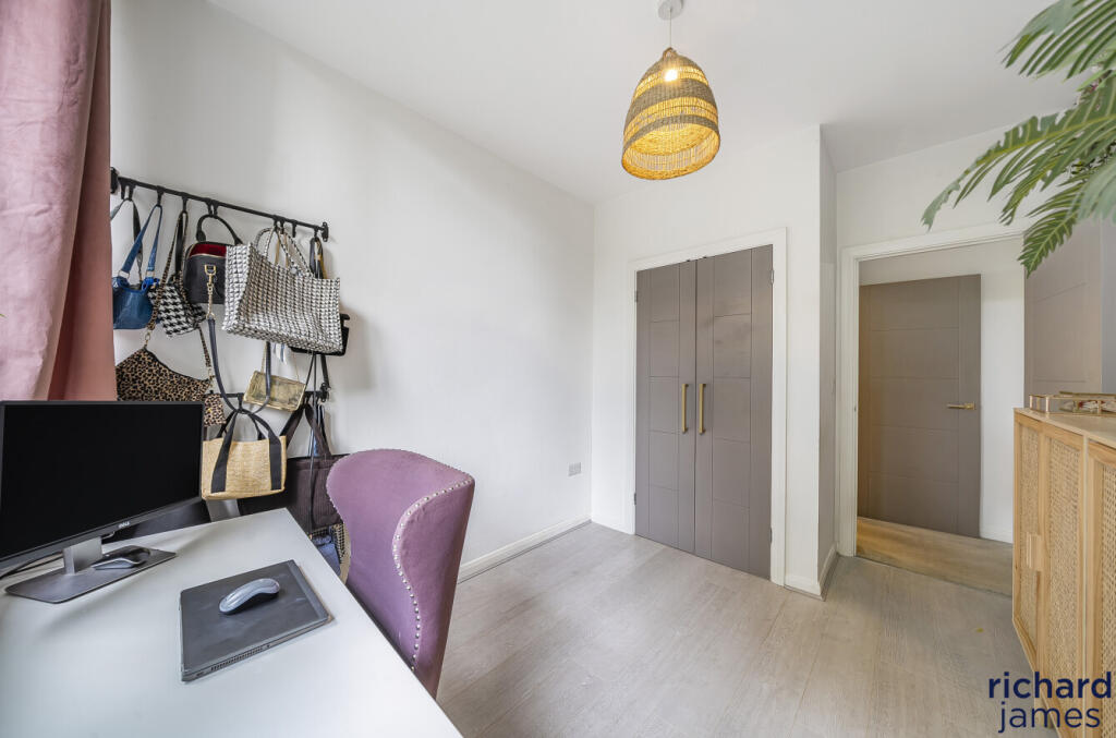 15e40dab-e05e-4e2...