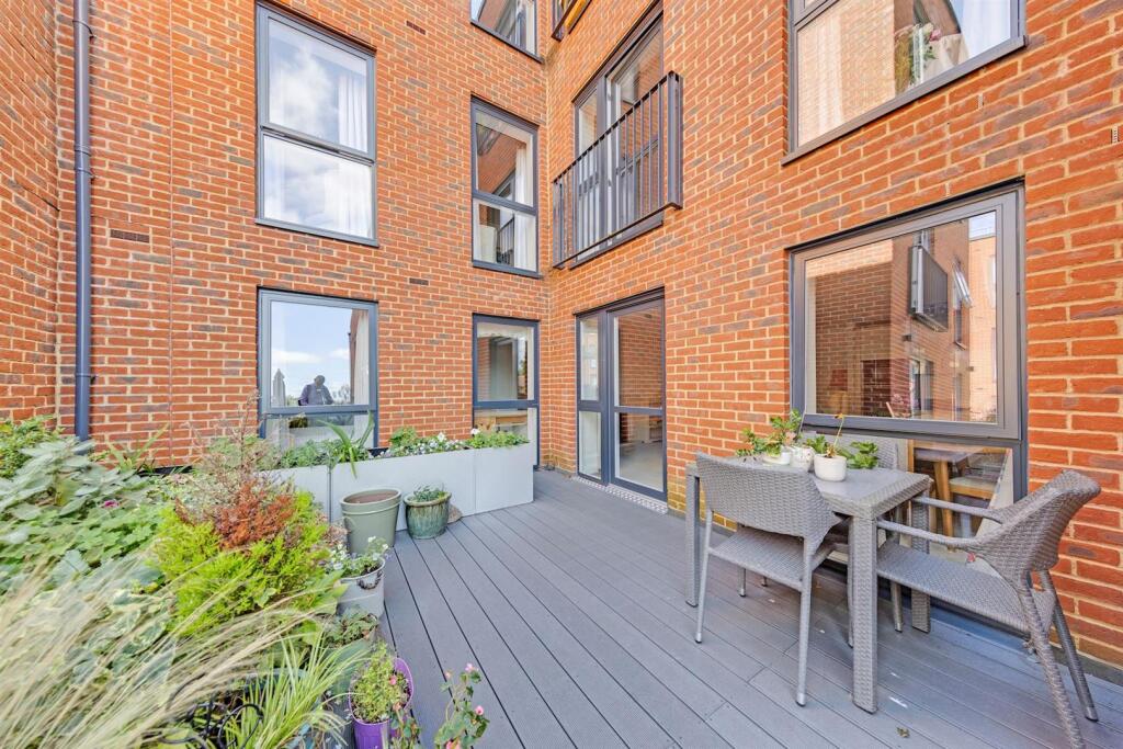 18-c365PFMCS - 4 Holly Place-70-medium.jpg