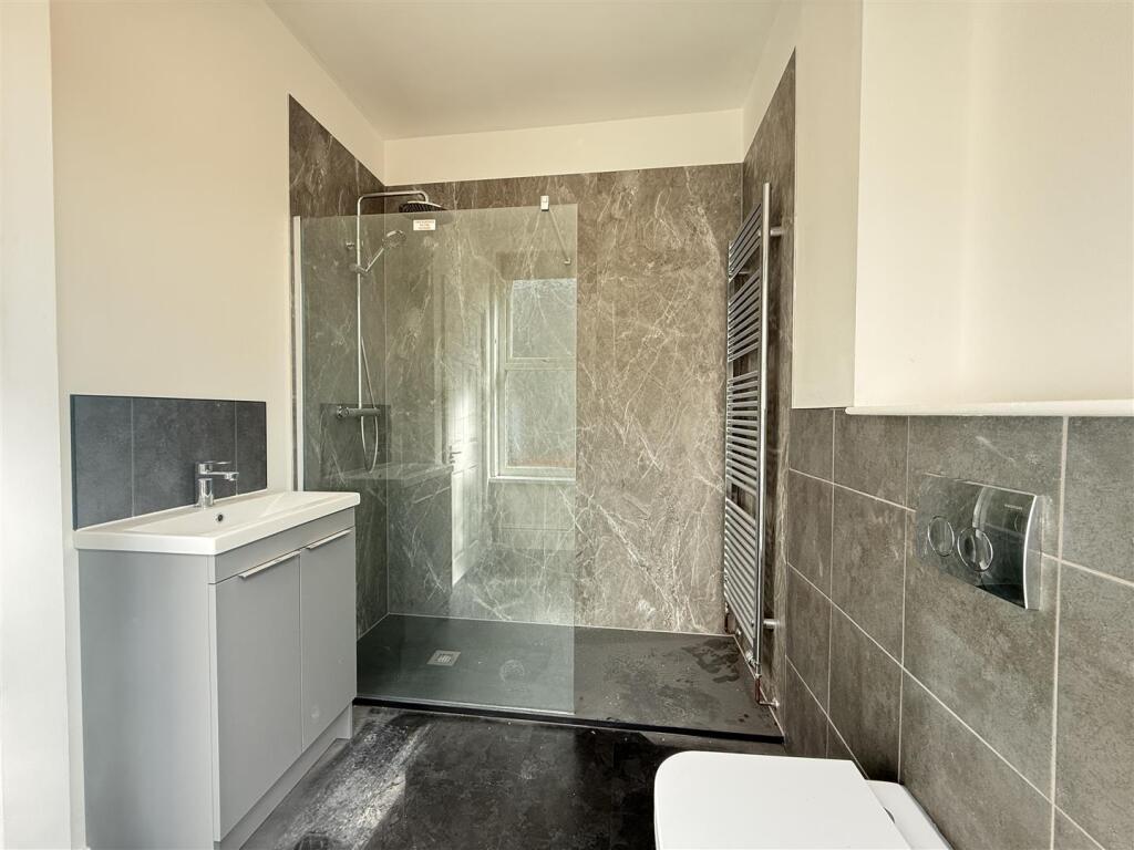 Ensuite 3.JPG