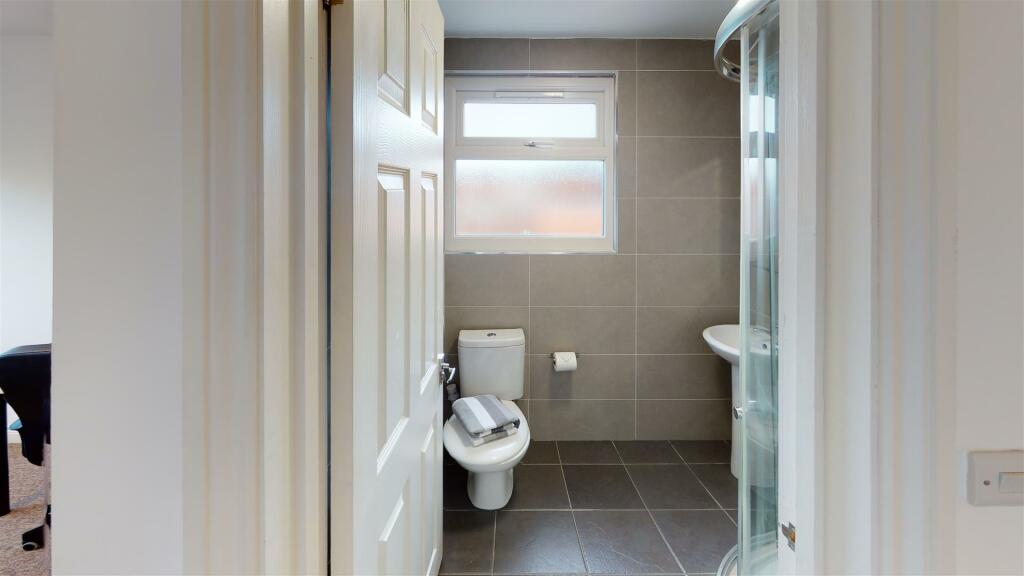 8-Montgomerie-Rd-Portsmouth-Bathroom (4).jpg