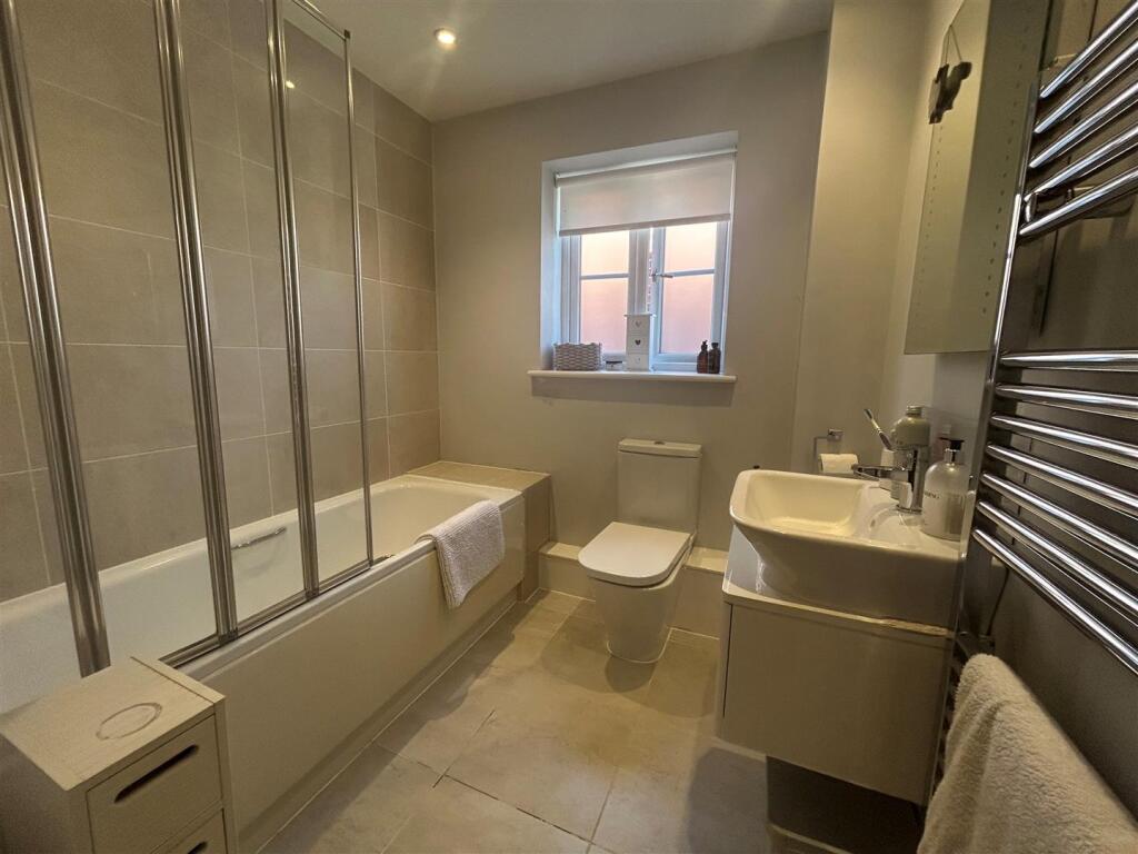 4 Langdon Court bathroom.jpg