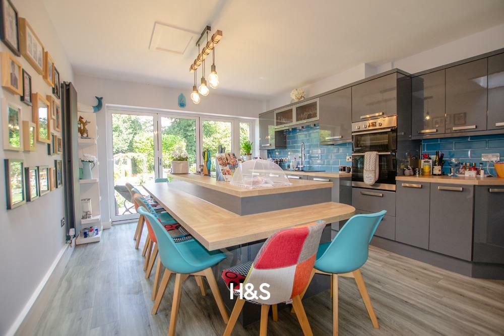 29 Lulworth - kitchen 2.jpg