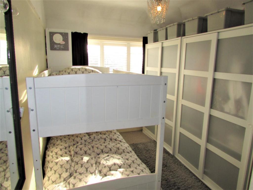 BoothHallRd42bed2.JPG