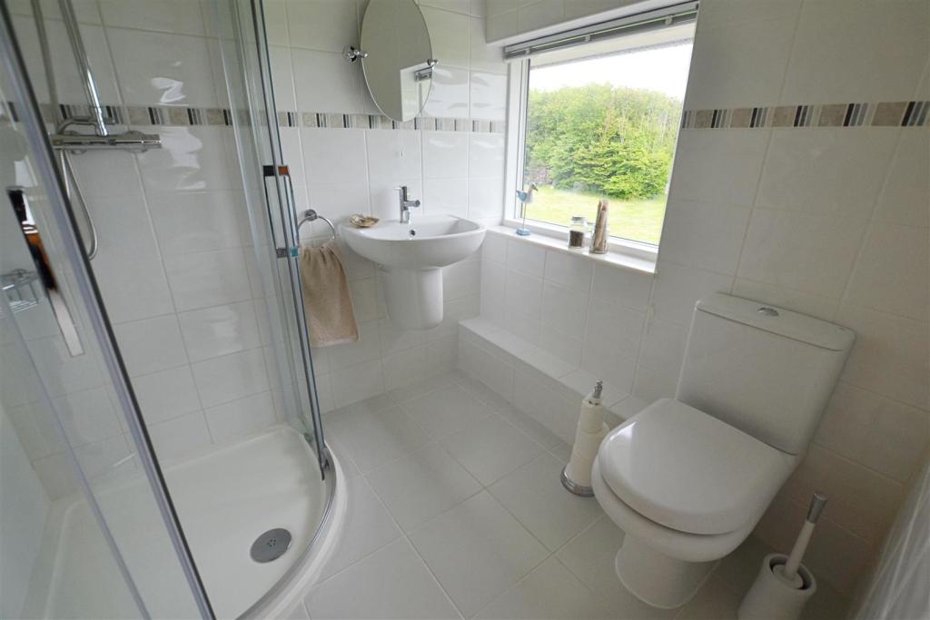 bed 2 ensuite.JPG