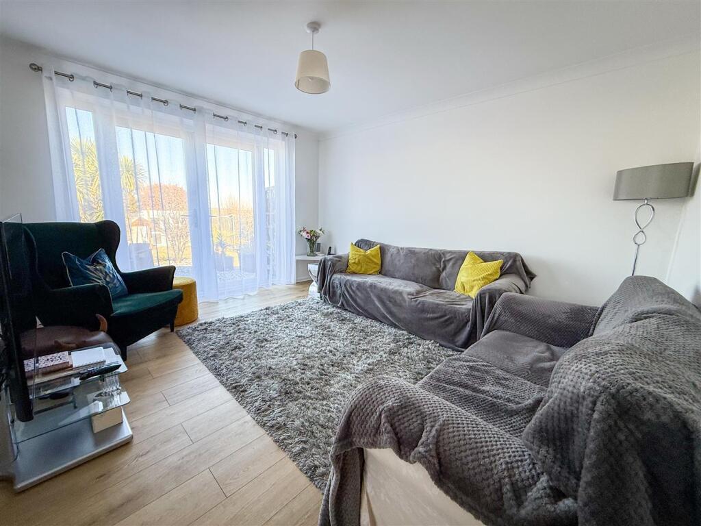 ALTERNATE VIEW OF LOUNGE