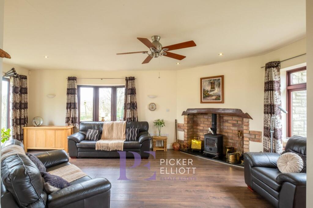 Main Lounge / Dining Area