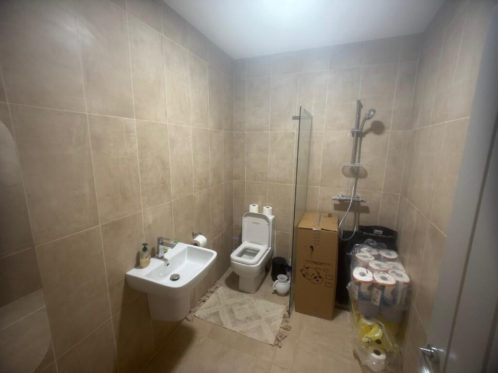 Downstairs Shower en
