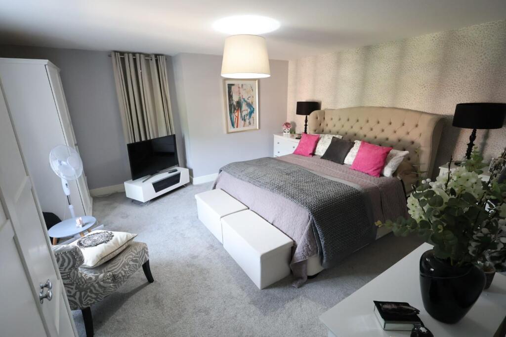 PRINCIPAL BEDROOM