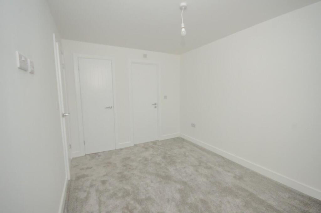 Bedroom 1 pic 2.jpg