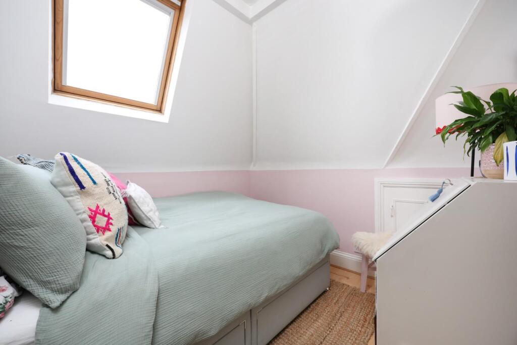 2FF 13 York Gardens 3.JPG
