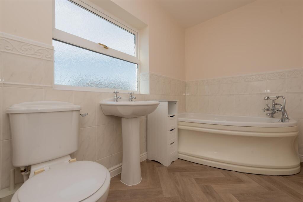 Family Bathroom / WC: