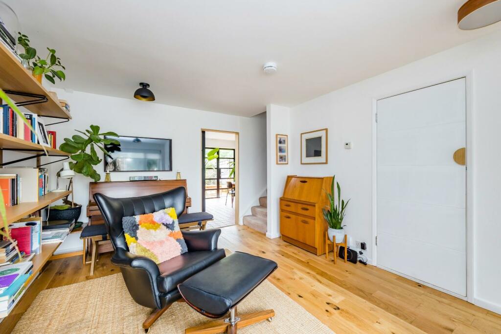 Queen Alexandra Avenue, 10-12.JPG