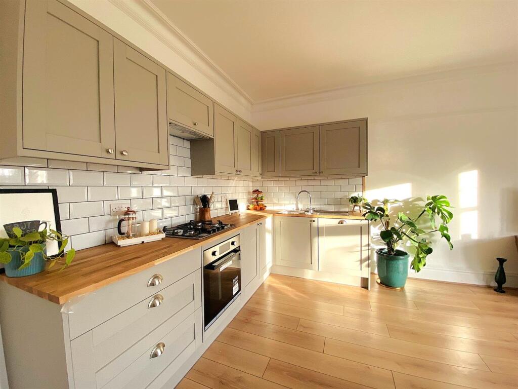 69 De la Warr Rd - Kitchen1.jpg