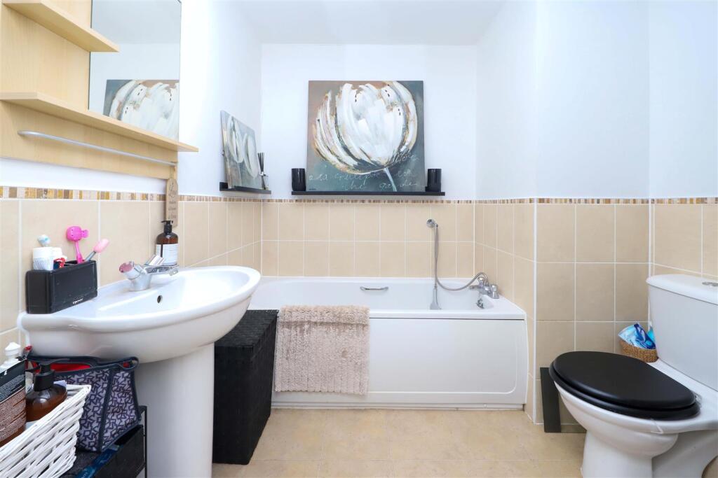 Bathroom (2).jpg