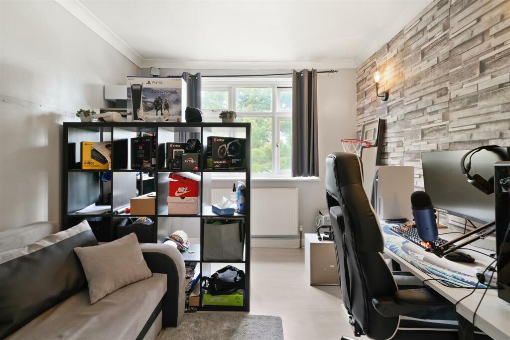 63 Danemead Grove Northolt, Ealing - 8g4K2lTQc31NY