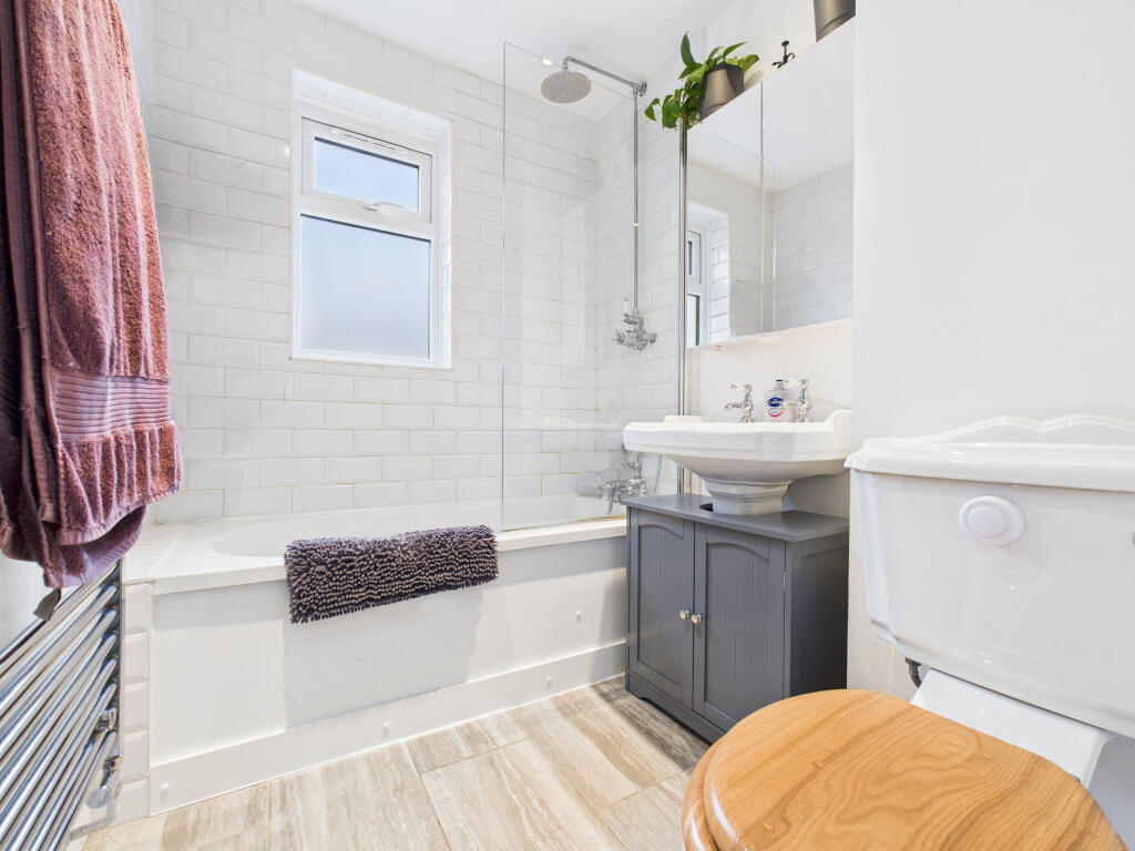 CAM01984G0-PR0527-STILL020