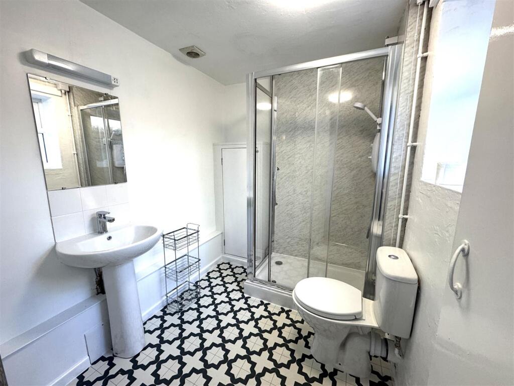 Bathroom (3).JPG