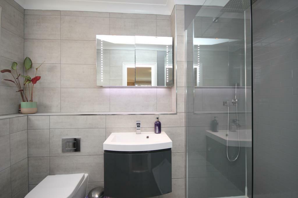 ensuite.JPG