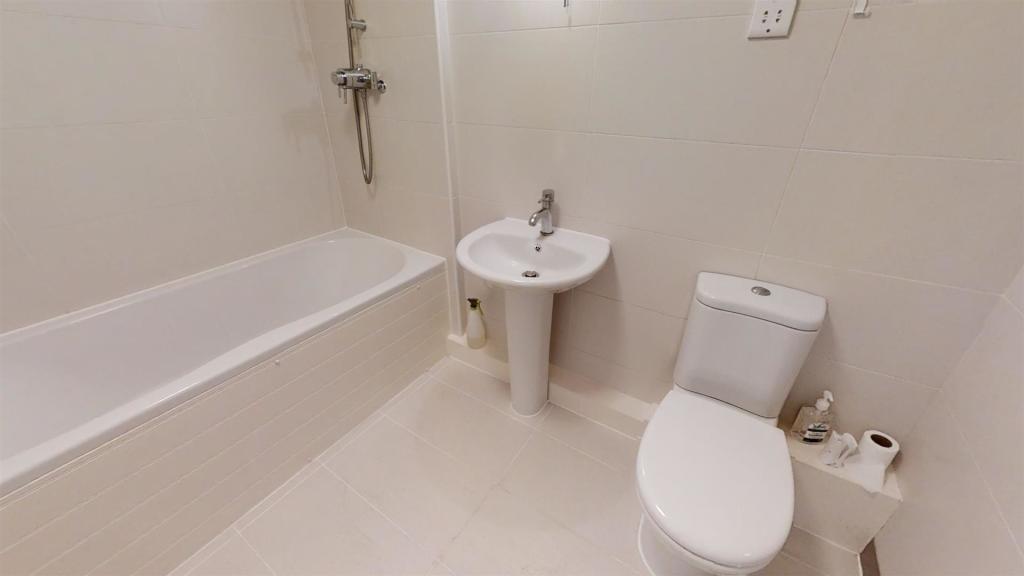 bathroom .jpg