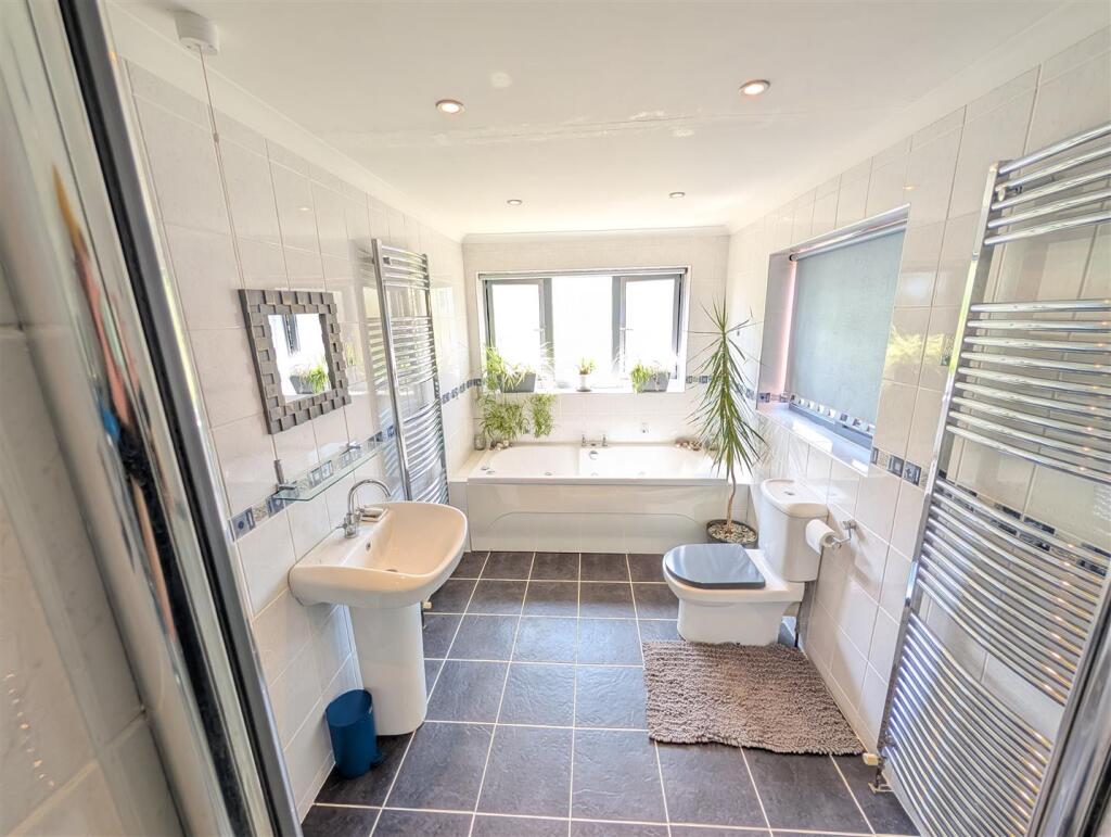 Family Bathroom 2.jpg