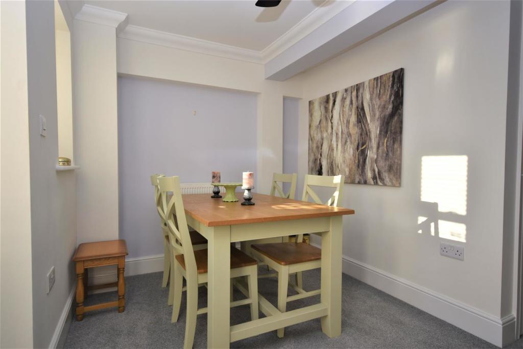 Dining Area...JPG