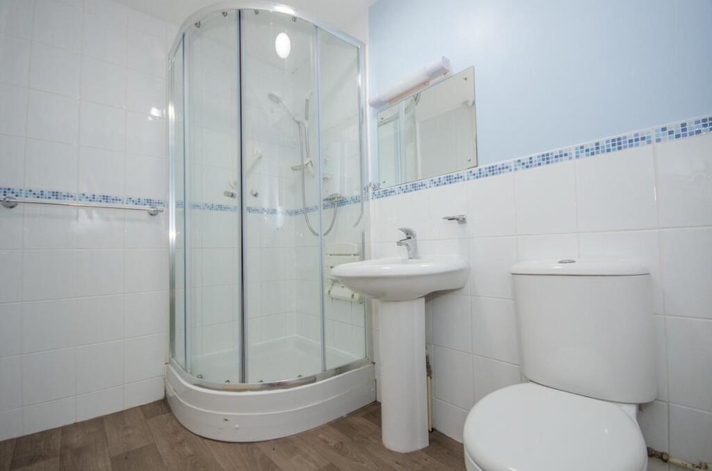 Shower room pic 2.jpg