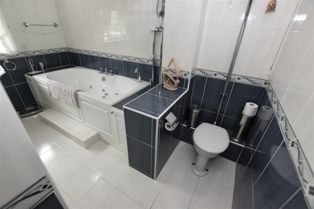 En Suite Bathroom WC Area.jpg