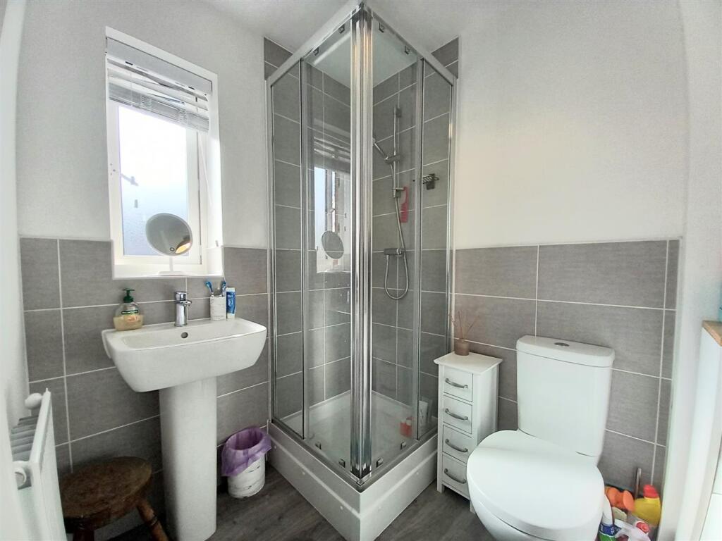 8 DC Ensuite.jpg
