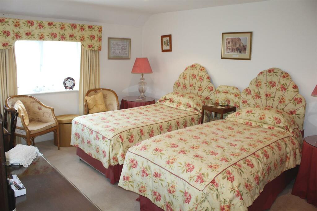 BEDROOM 4