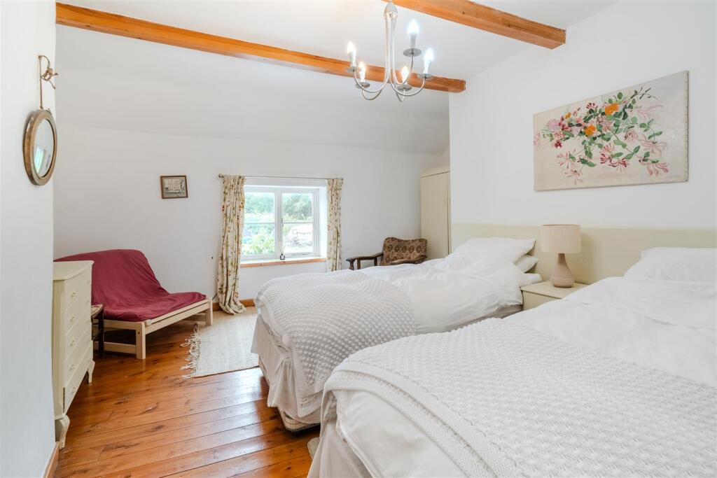 Bedroom 1.jpg