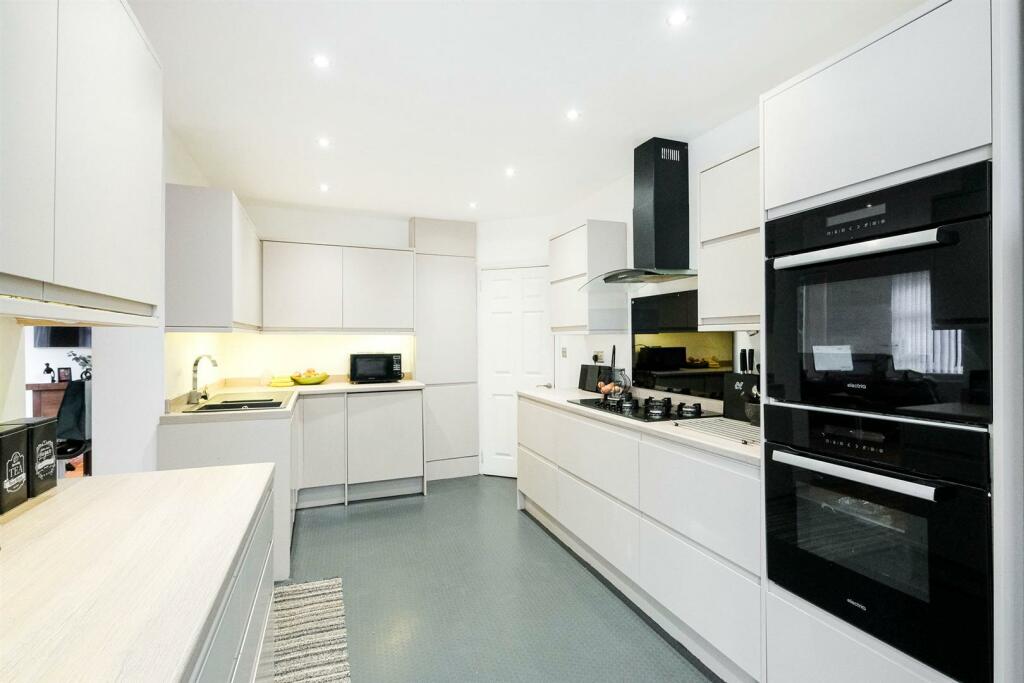 103 Chingford Avenue-15_resized.jpg