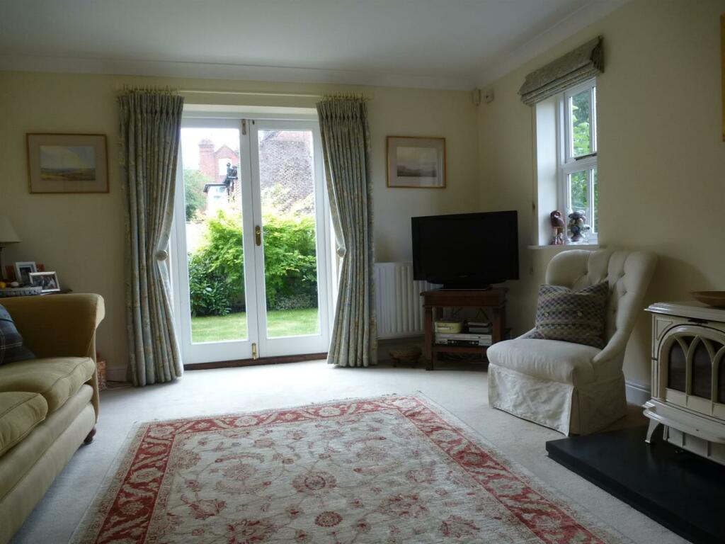 Hawthorn Cottage sitting rm 2.JPG
