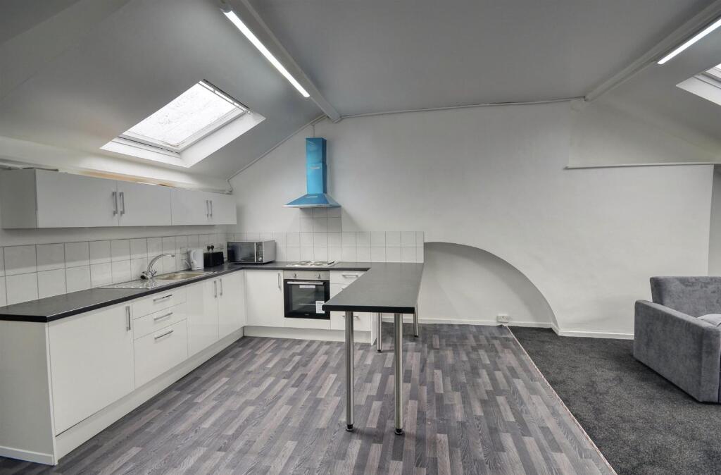 Kitchen Dining Area with Breakfast Bar