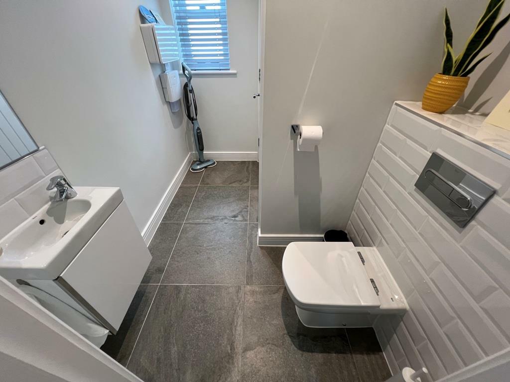 CLOAKROOM / UTILITY ROOM