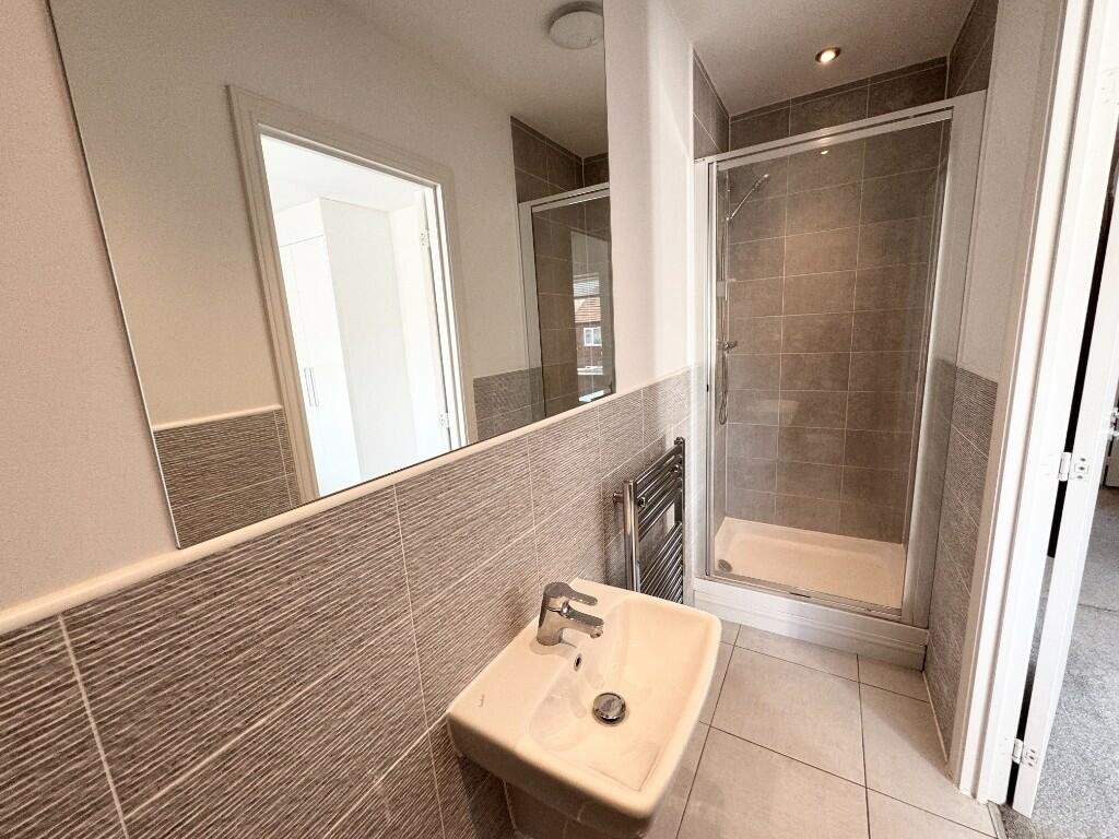 BATHROOM 3 /EN SUITE