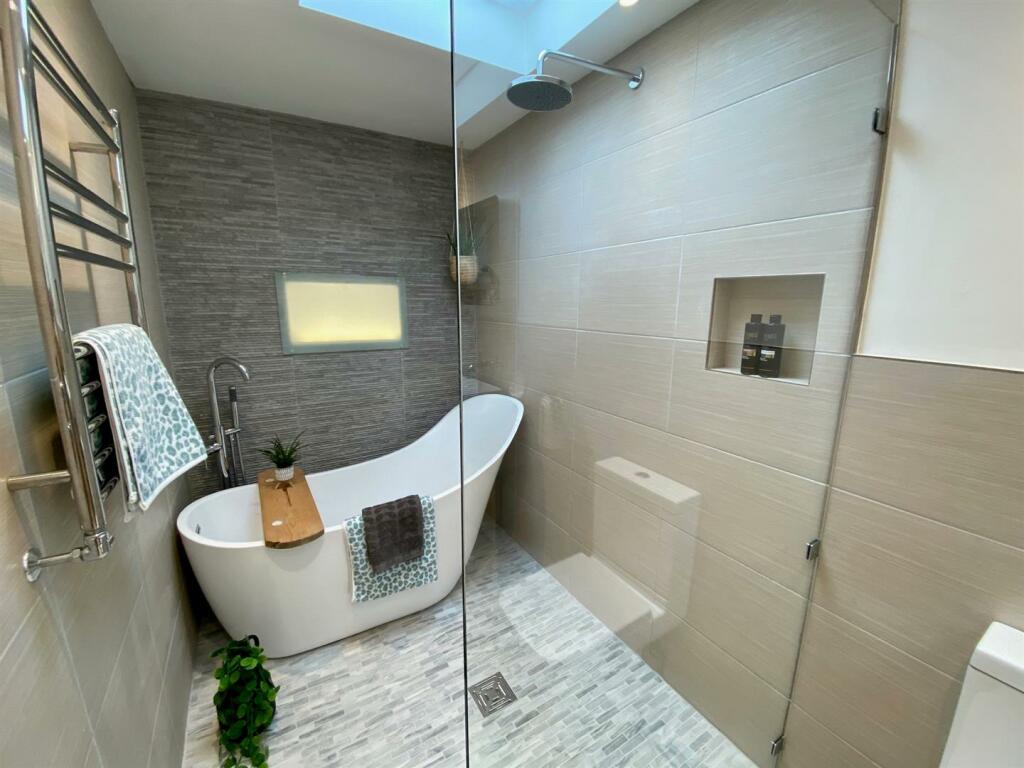 priory way 78 ensuite.jpg