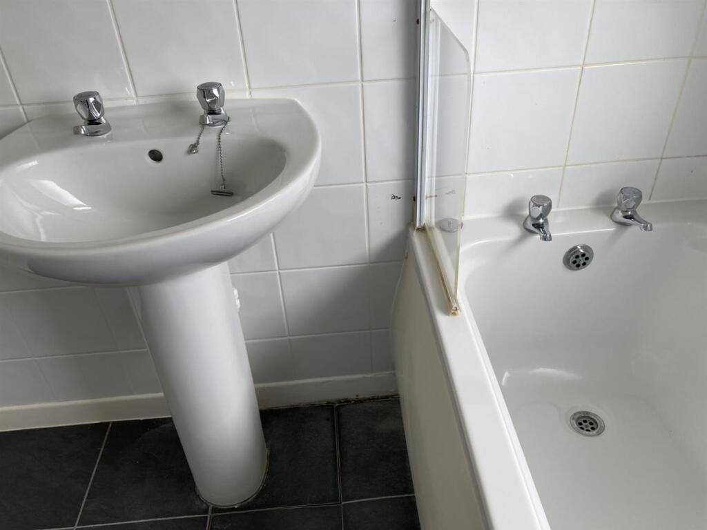 Bathroom 2.jpg