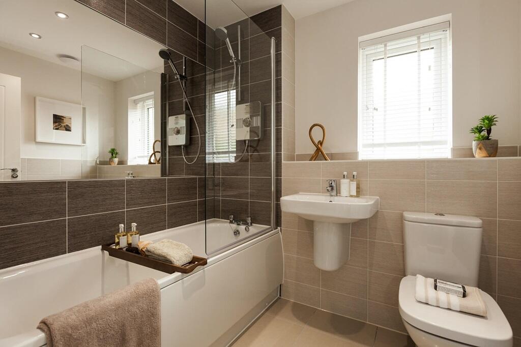 Family-sized bathroom with high quality fixtures and fittings