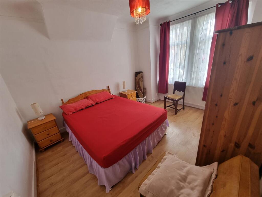 11a Pevensey Road Bedroom 1.jpg