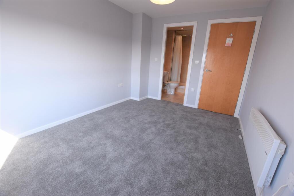 Bedroom 1 pic 2