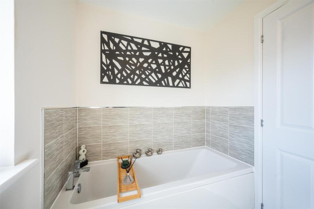 Bathroom (2).jpg