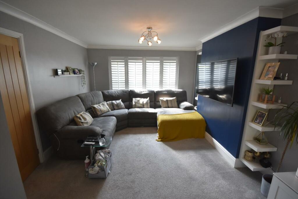LOUNGE/DINING AREA