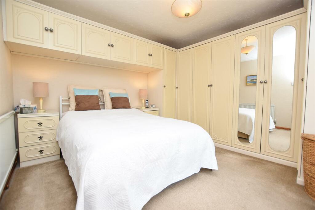 bedroom 1.JPG