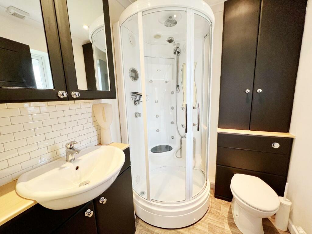 En Suite To Bedroom 2.jpg