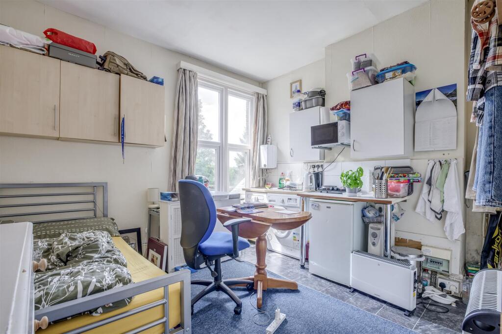 22 Priory Road, HP13 6SL-5.jpg