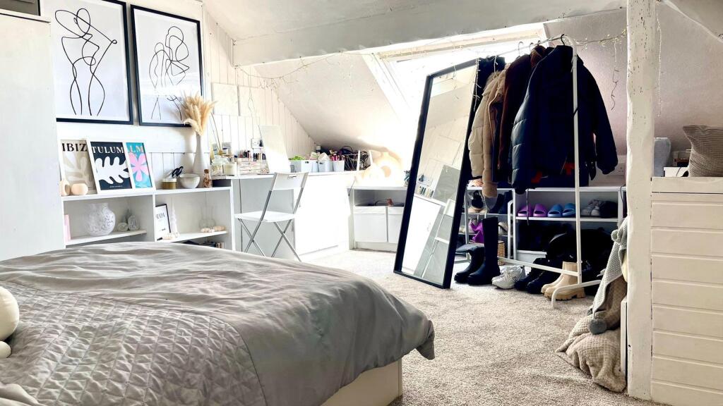 Attic room for 24 de