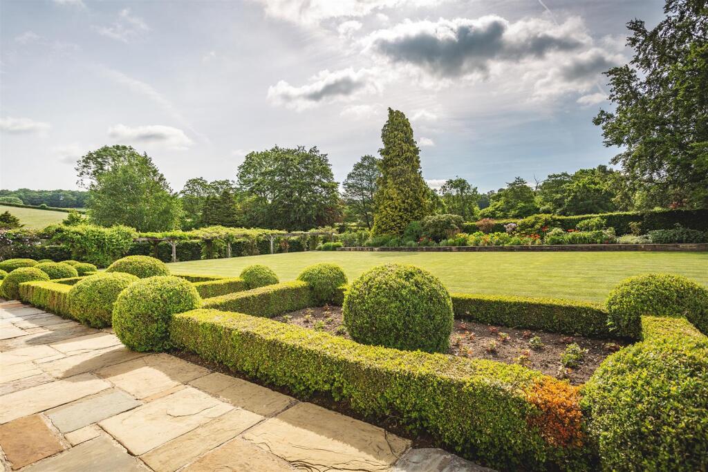 Beautiful Gardens, Grounds &amp; Paddock