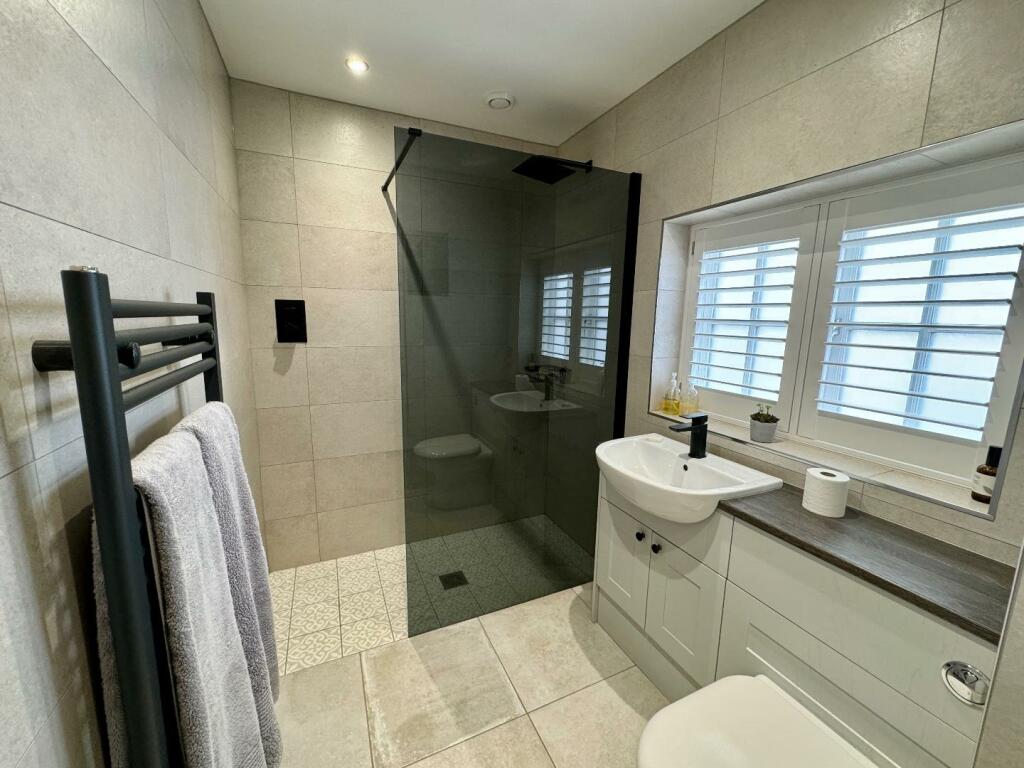 EN-SUITE SHOWER ROOM