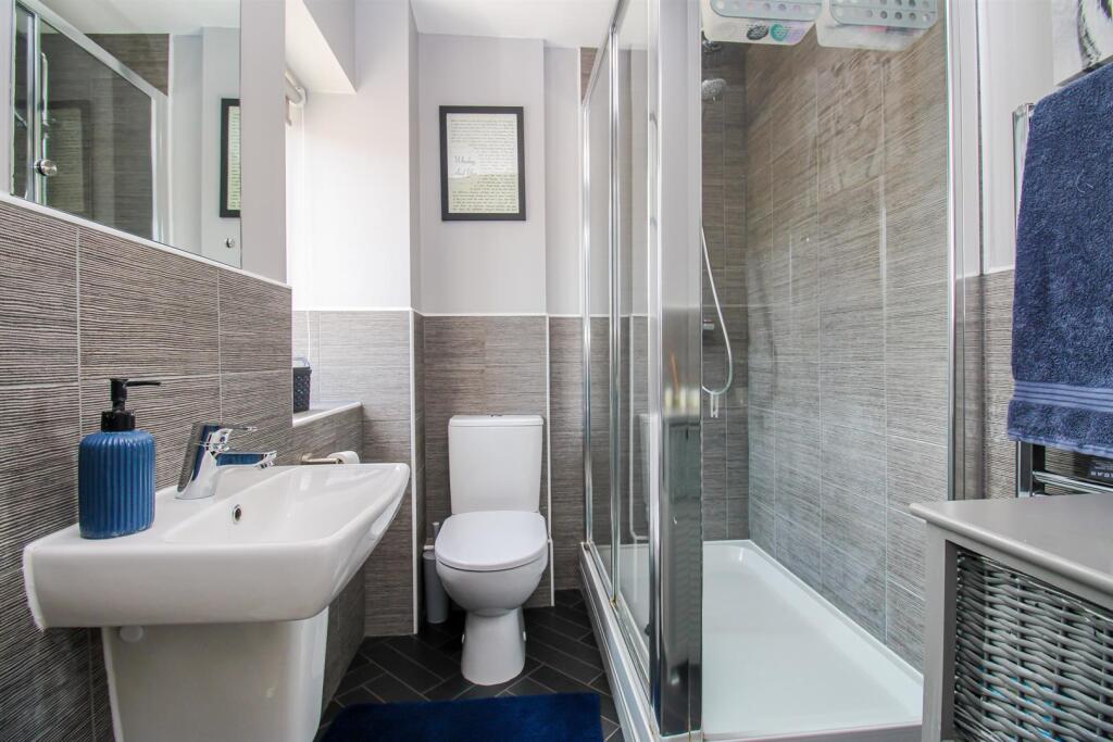 EN SUITE SHOWER ROOM/W.C.